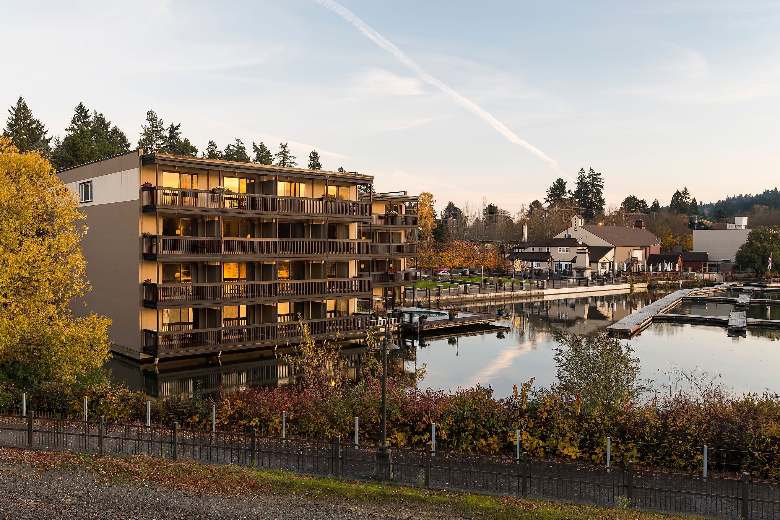 A waterfront resort in the town of Lake Oswego, Oregon. Editorial credit: Victoria Ditkovsky / Shutterstock.com