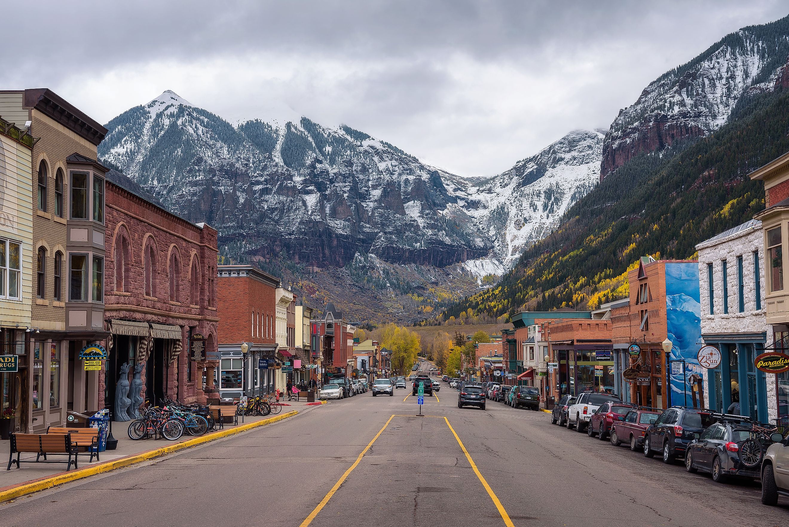 Colorado Avenue in Telluride with a view of the San Juan Mountains. Editorial credit: Nick Fox / Shutterstock.com