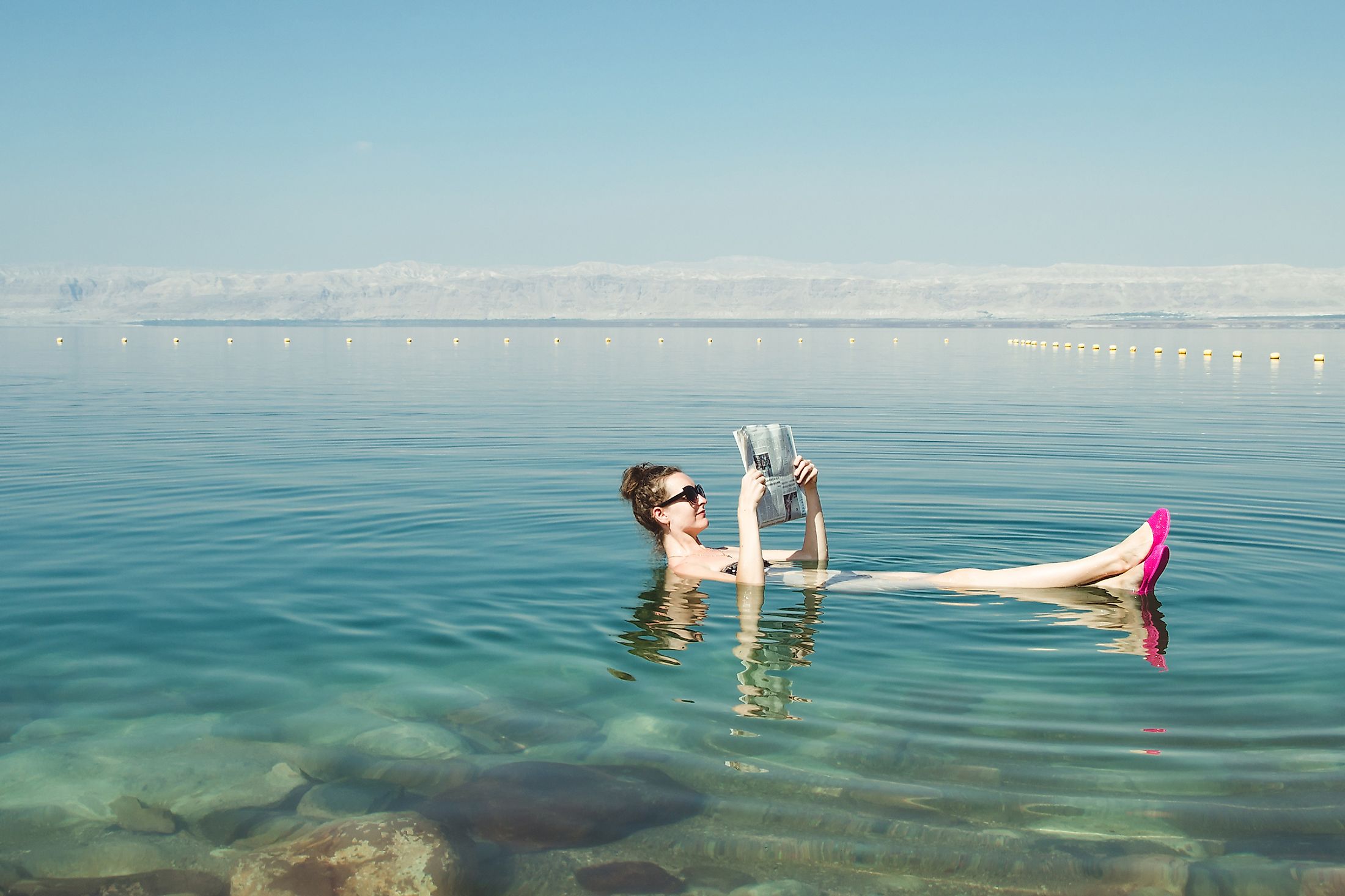 Лежать в соленой воде. Мертвое море самое соленое.