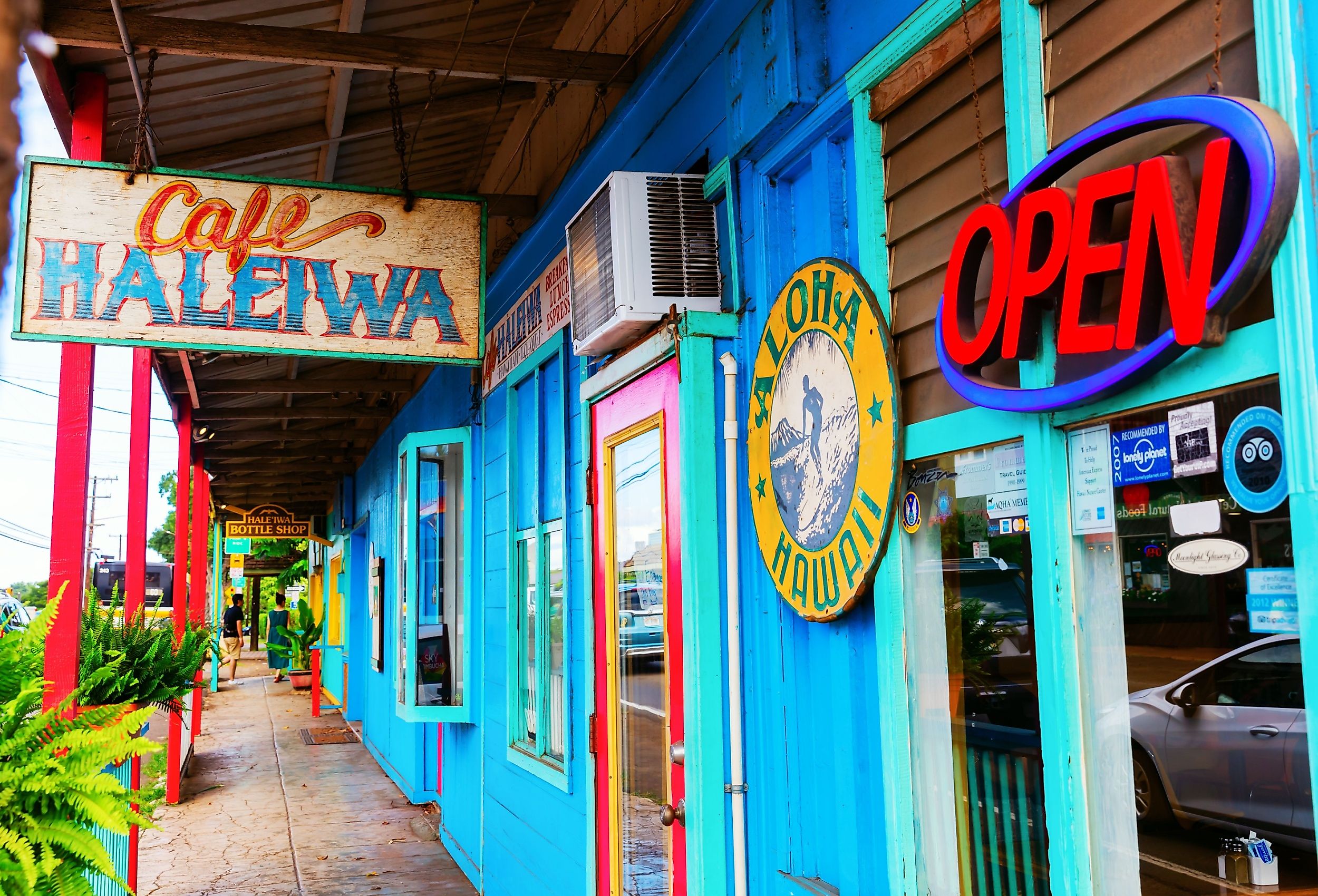 Colorful shops of Haleiwa. Image credit Christian Mueller via Shutterstock.