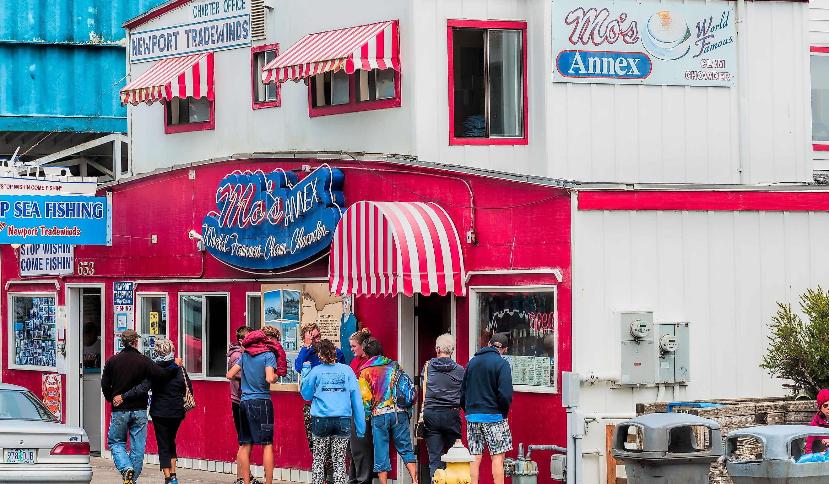 Tourist stand in front of Moe's seafood annex in downtown Newport. Editorial credit: Dee Browning / Shutterstock.com