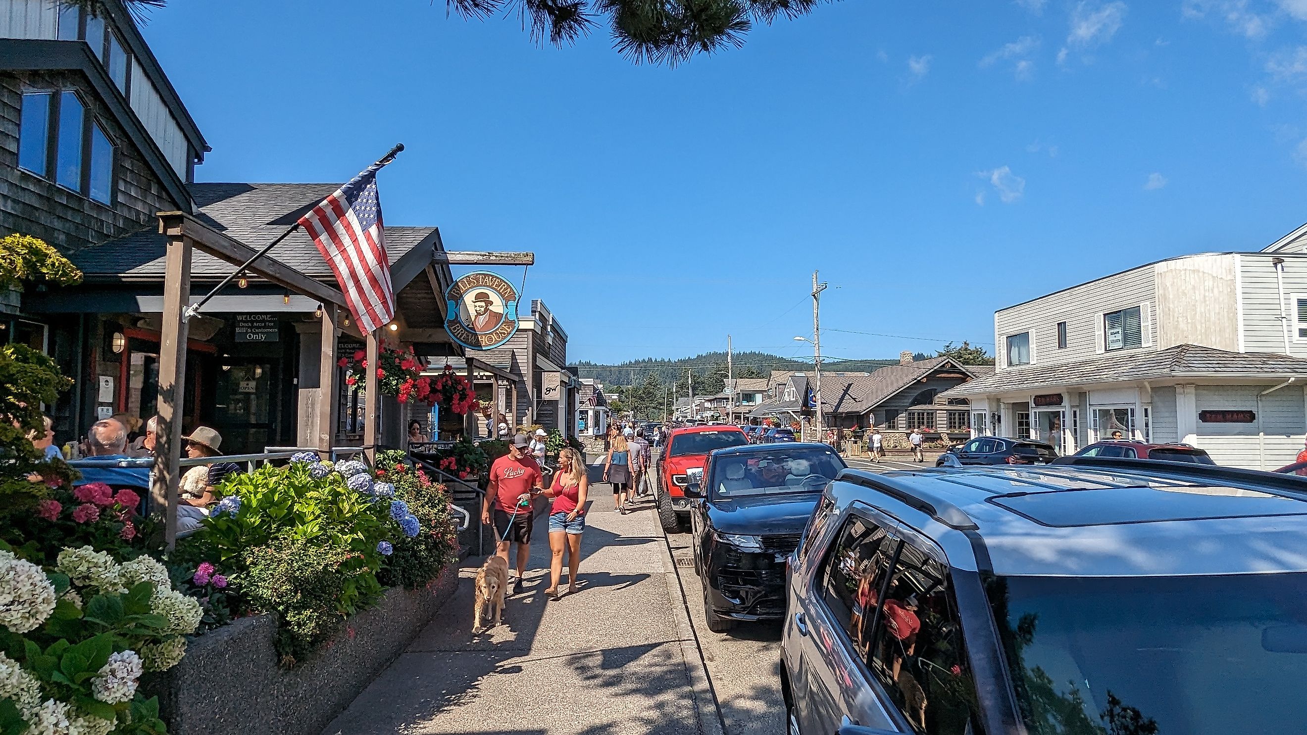 Streetscape of Hemlock Street in downtown Cannon Beach. Editorial credit: quiggyt4 / Shutterstock.com