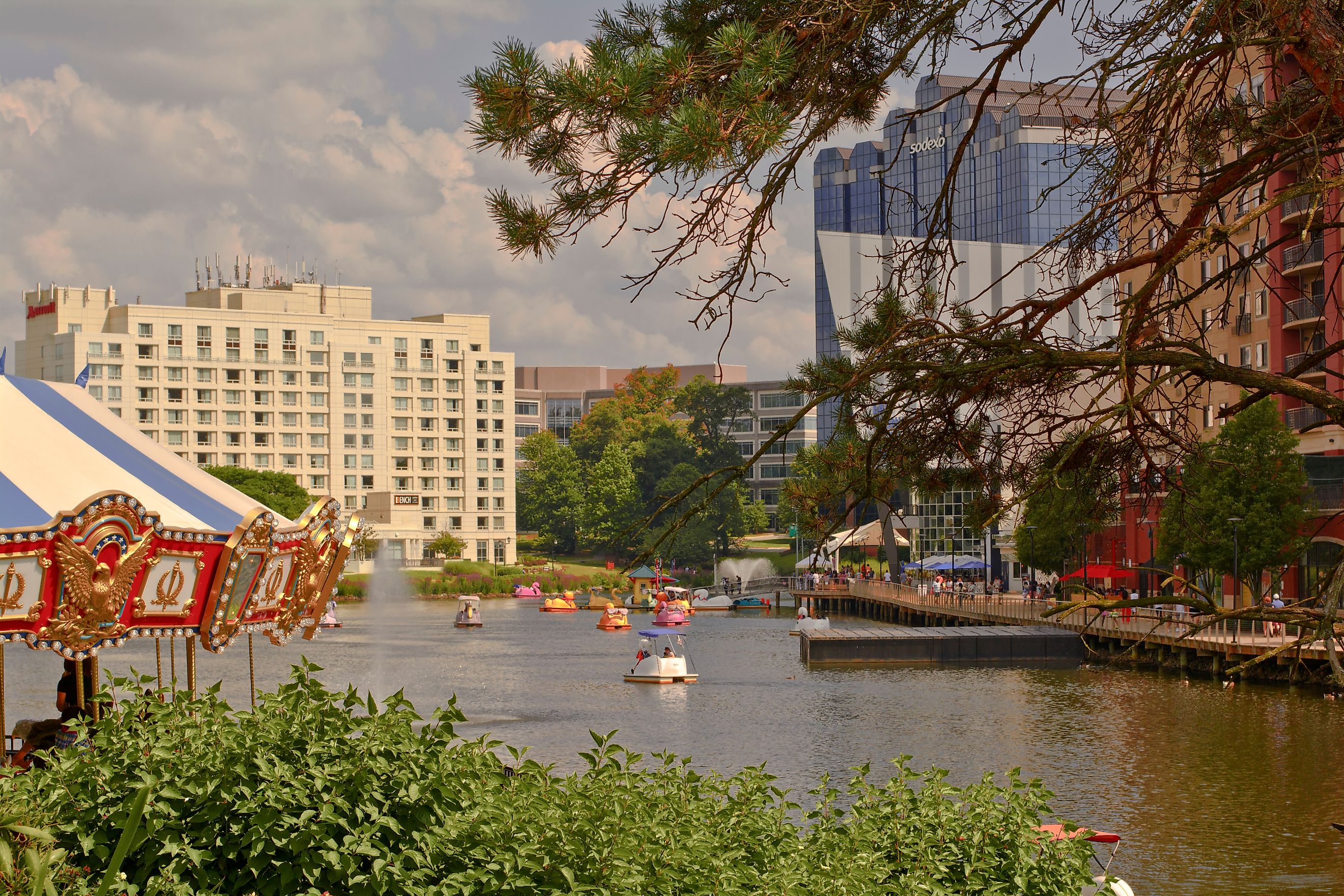 Beautiful view of the lake in Gaithersburg, Maryland. Editorial credit: Elena Rodina / Shutterstock.com.