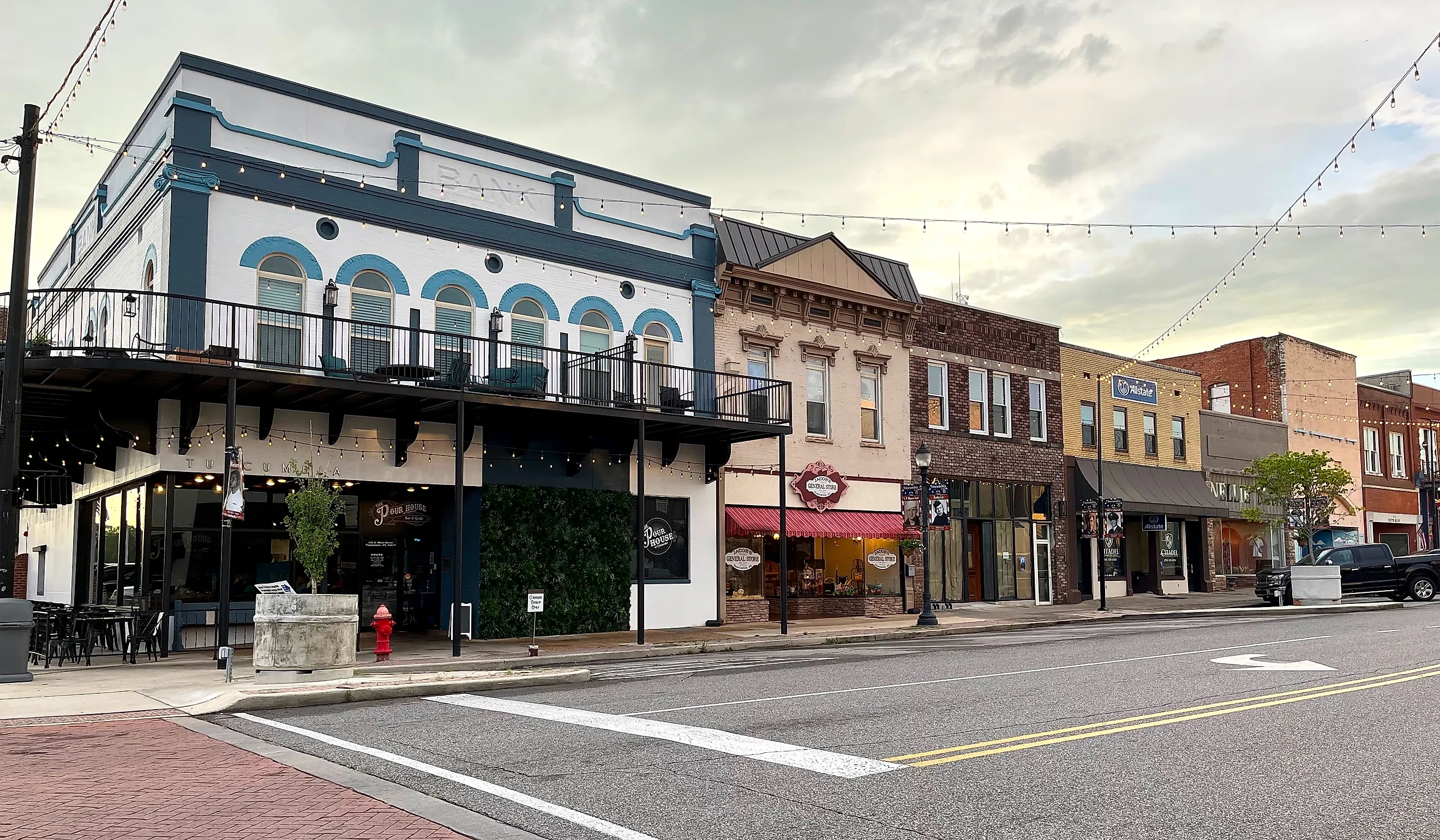 Scenes from downtown Tuscumbia, Alabama. Image credit: Luisa P Oswalt / Shutterstock.com.