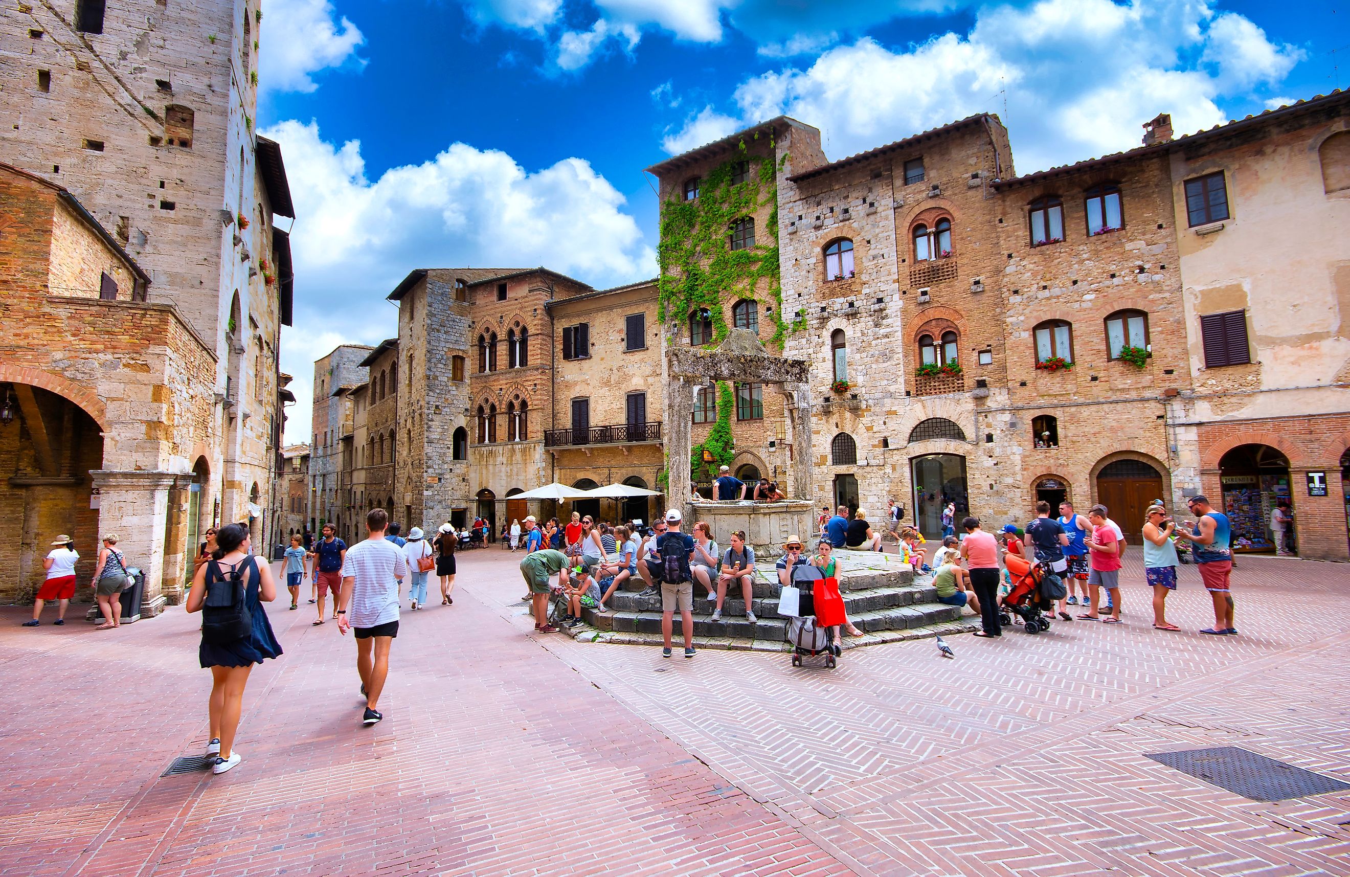 Panoramic view of famous Piazza della Cisterna in San Gimignano, Italy. Editorial credit: StockPhotoAstur / Shutterstock.com.