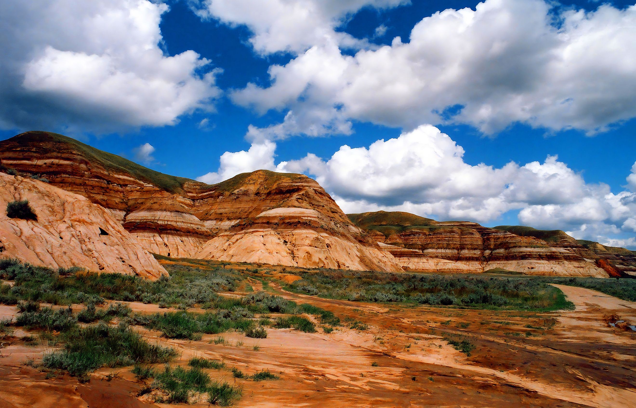 Drumheller Alberta Canada is your hub for exploring the Canadian Badlands and nearby Dinosaur Provincial Park.