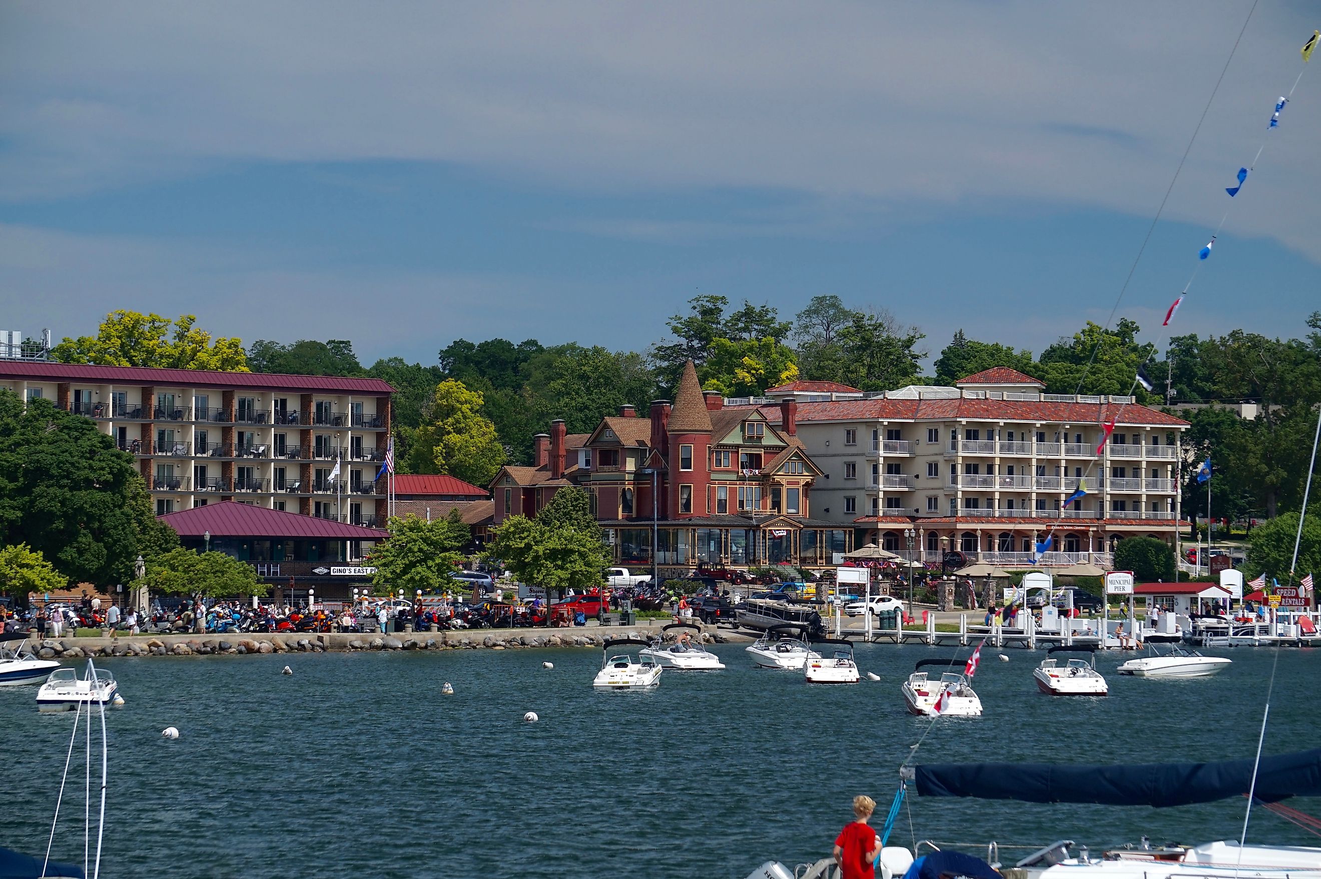 Waterfront hotels in the town of Lake Geneva, Wisconsin. Editorial credit: lito_lakwatsero / Shutterstock.com