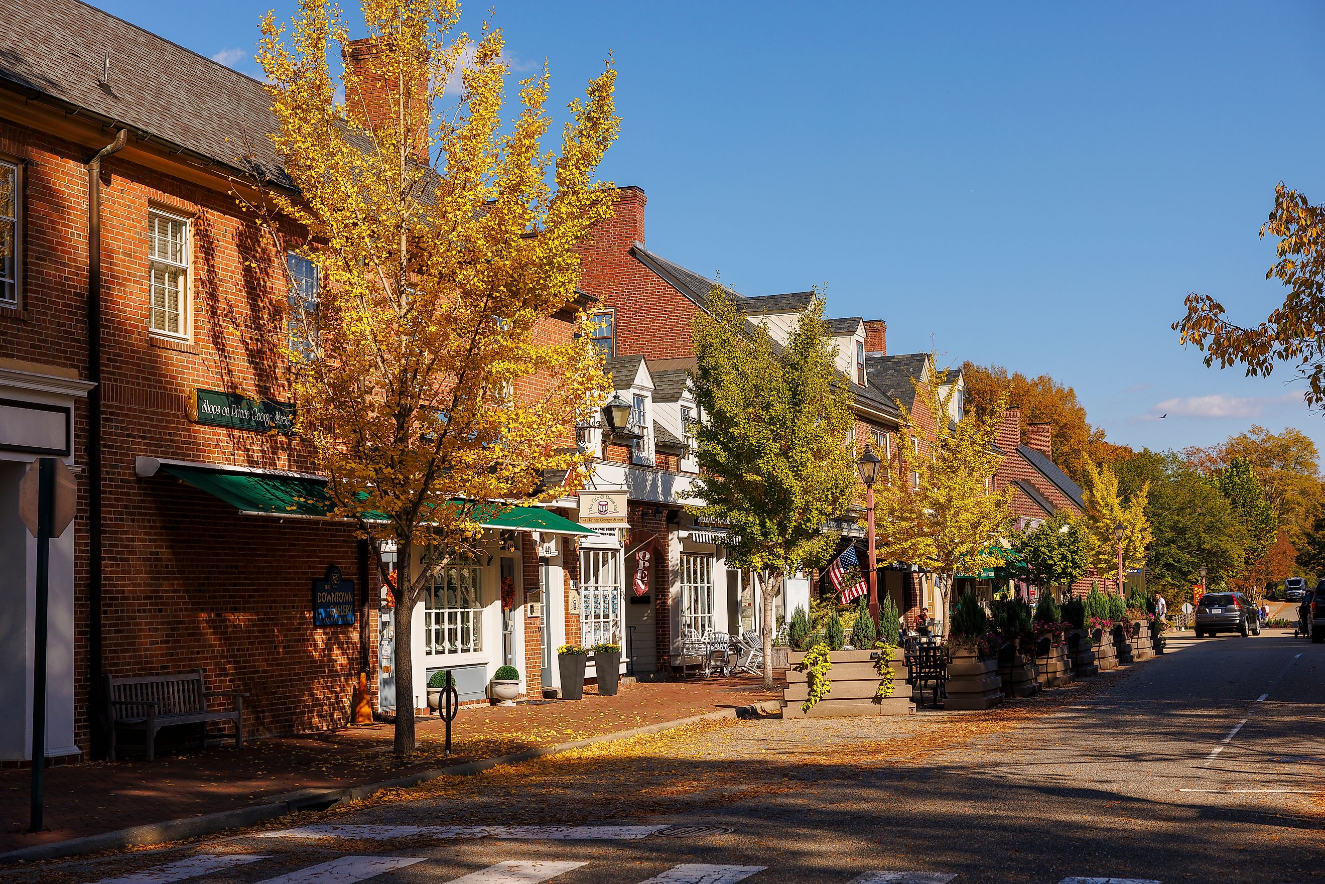 Autumnal streets of historical Colonial Williamsburg, Virginia, via Alex Potemkin / iStock.com