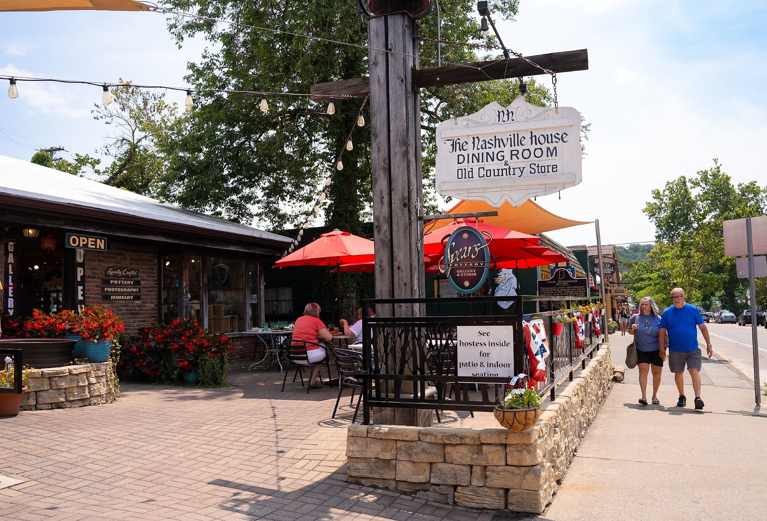 Downtown Nashville, Indiana. Image credit Little Vignettes Photo via Shutterstock