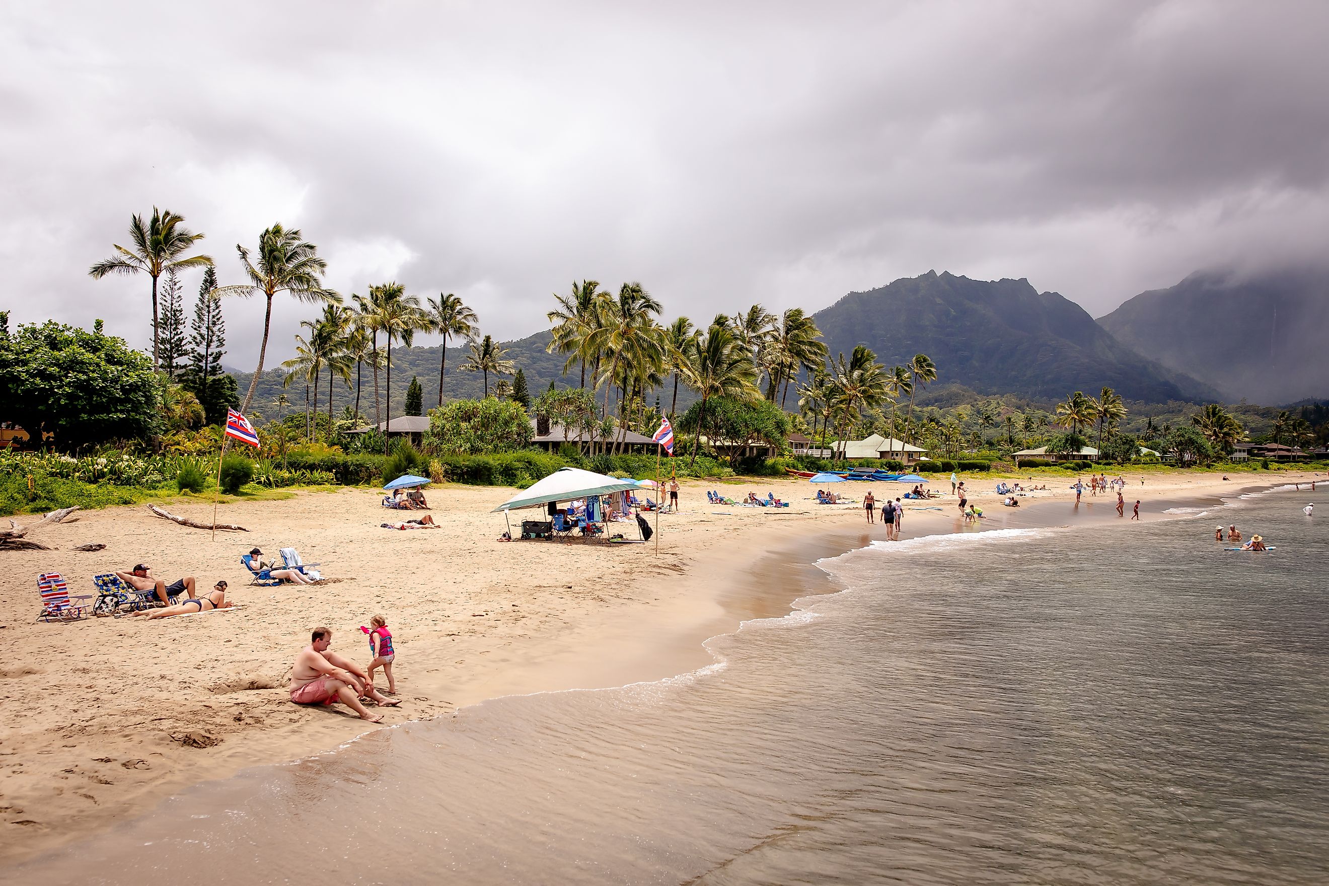 People resting along the Hanalei Bay Beach in Hawaii. Editorial credit: bluestork / Shutterstock.com