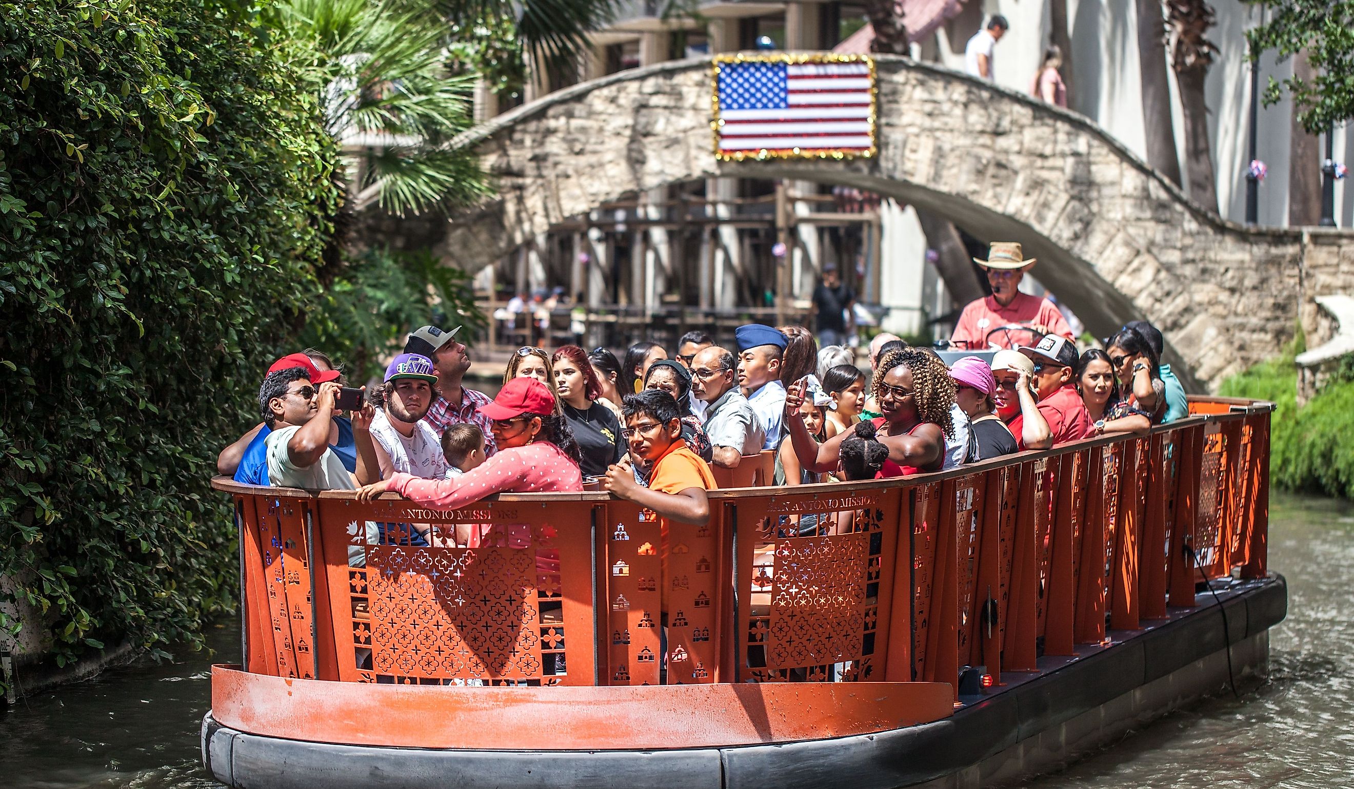 Boat full of tourists sightseeing the downtown from San Antonio River. Editorial credit: Moab Republic / Shutterstock.com