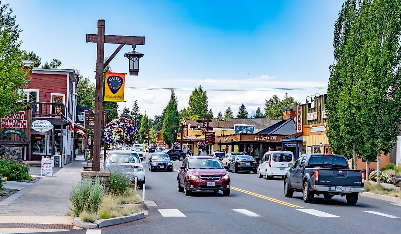 A view looking down the main street in downtown Sisters. Image credit Bob Pool via Shutterstock.