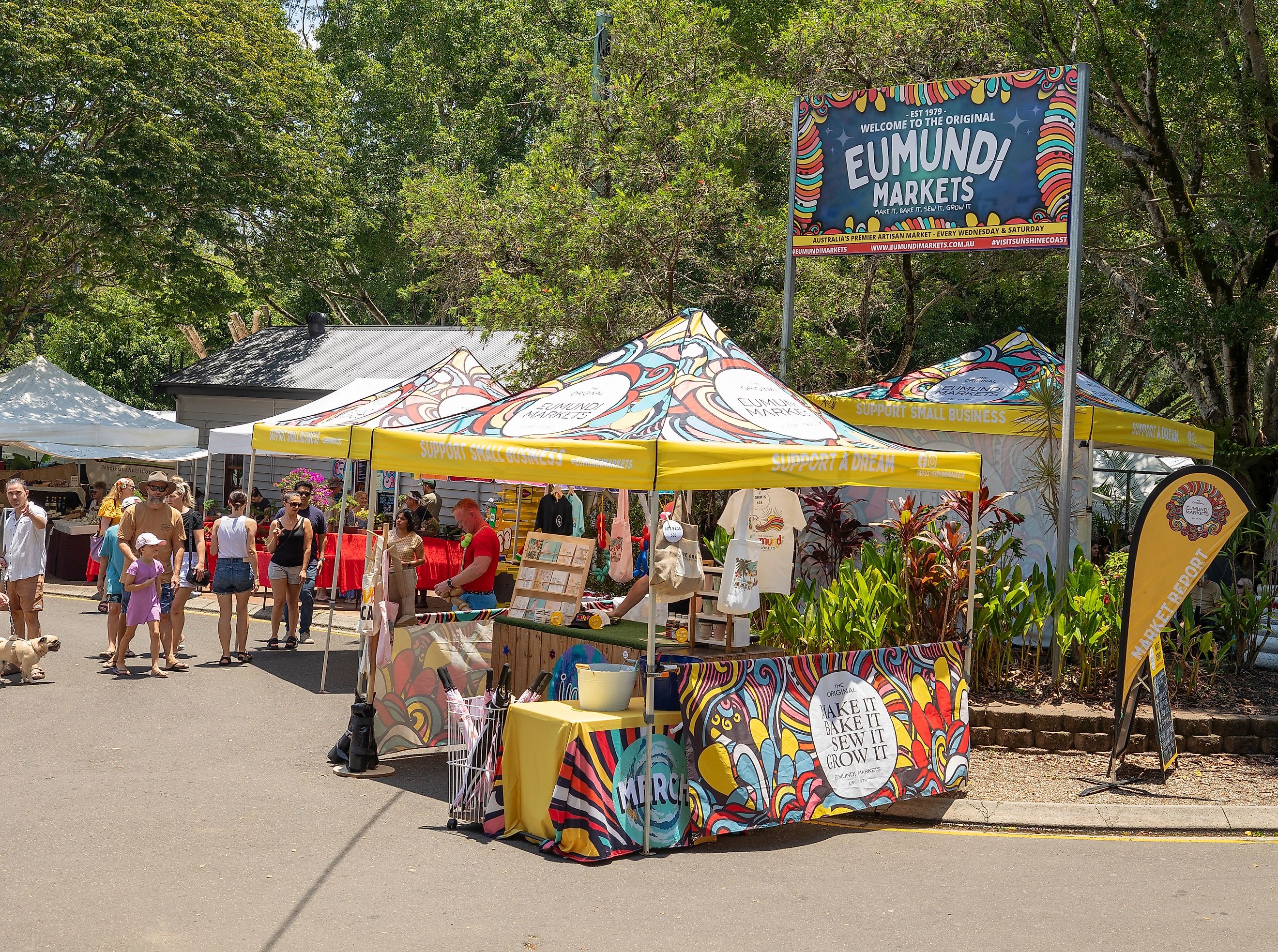 Customers visit the bi-weekly market stalls in Eumundi in Queensland, via Hyserb / Shutterstock.com