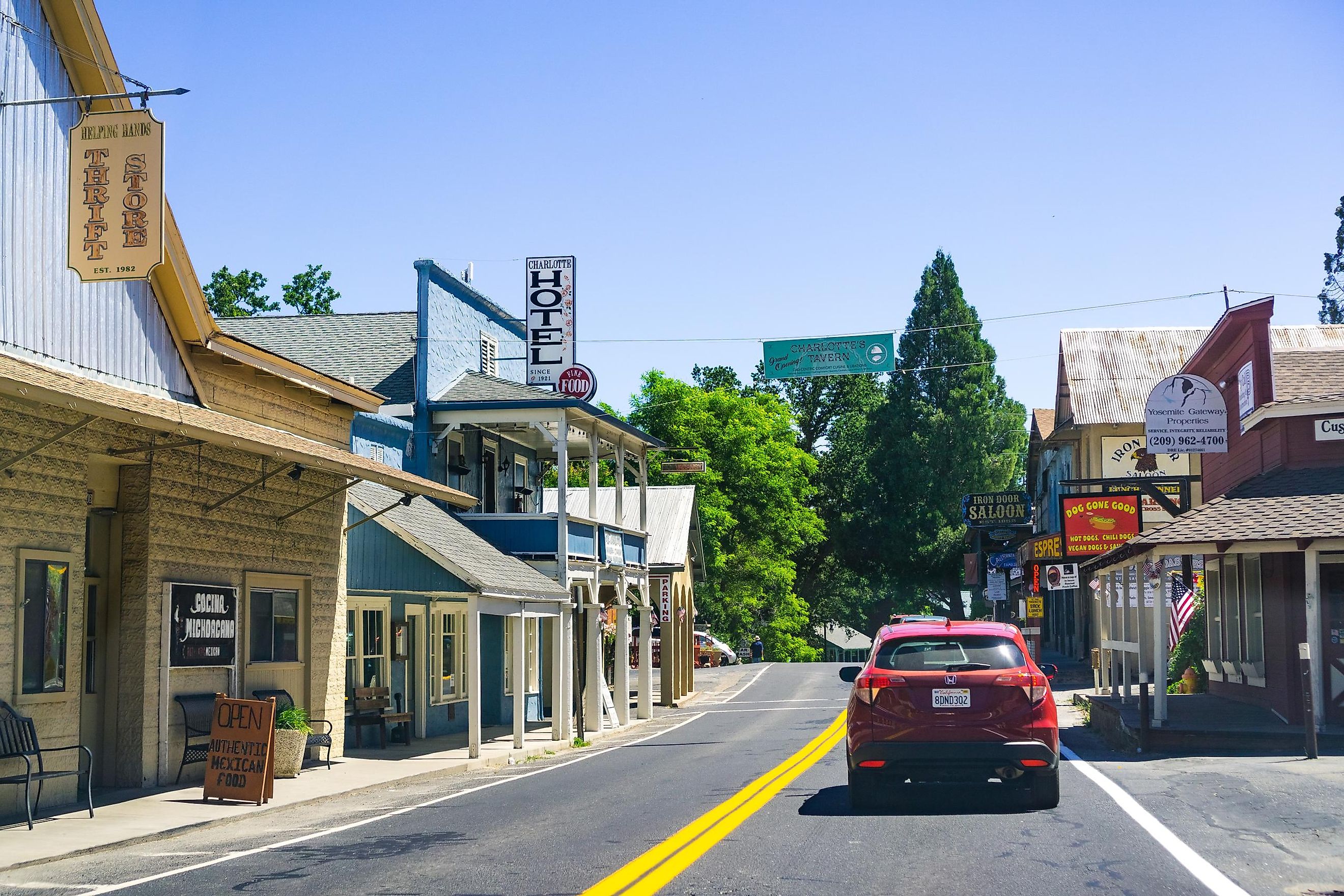 Scenic drive through Groveland, California. Image credit Sundry Photography via Shutterstock.