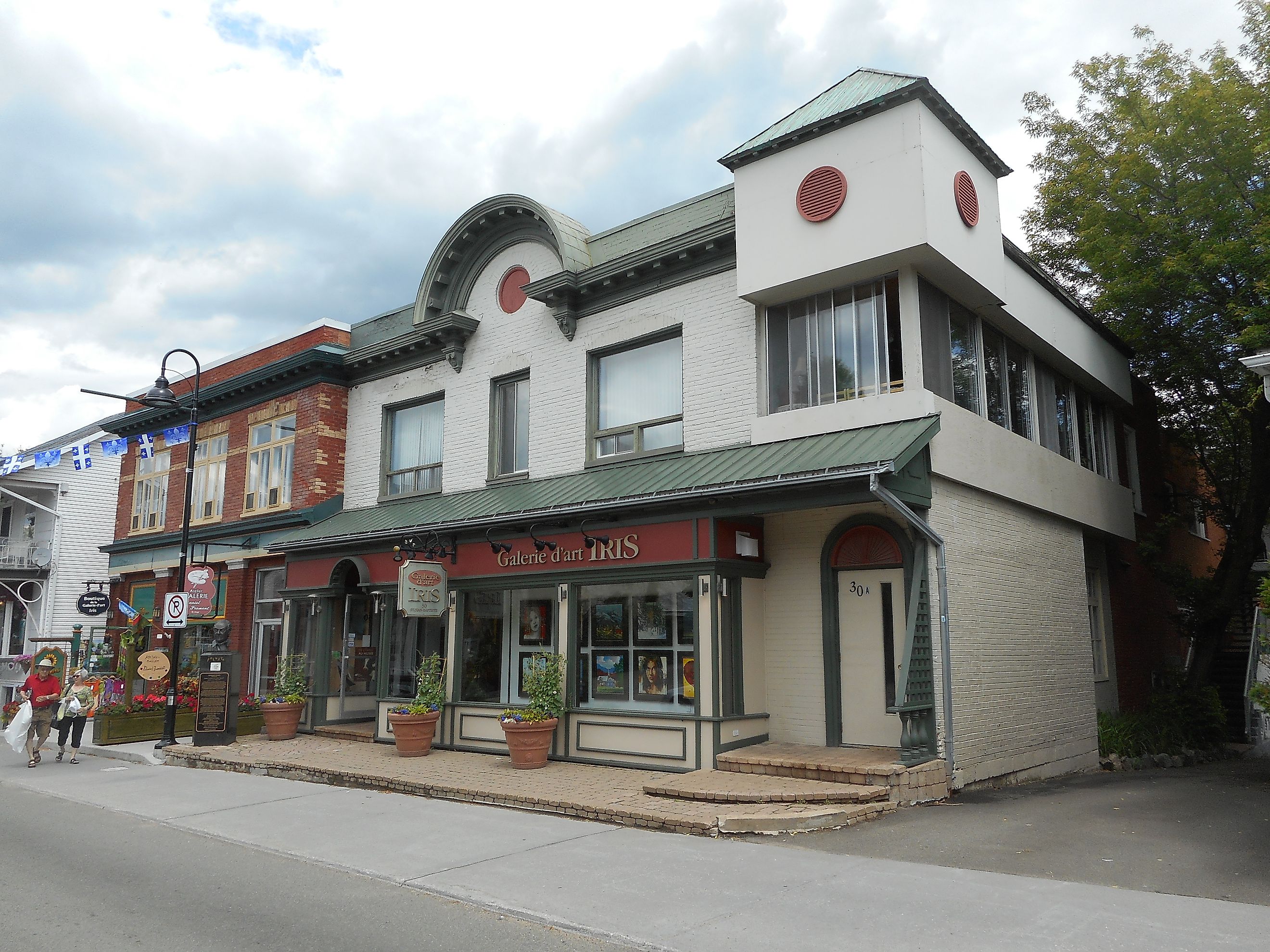 The Iris Art Gallery on Rue Saint-Jean-Baptiste in Baie-Saint-Paul, Quebec. Jeangagnon / Commons.Wikimedia.org