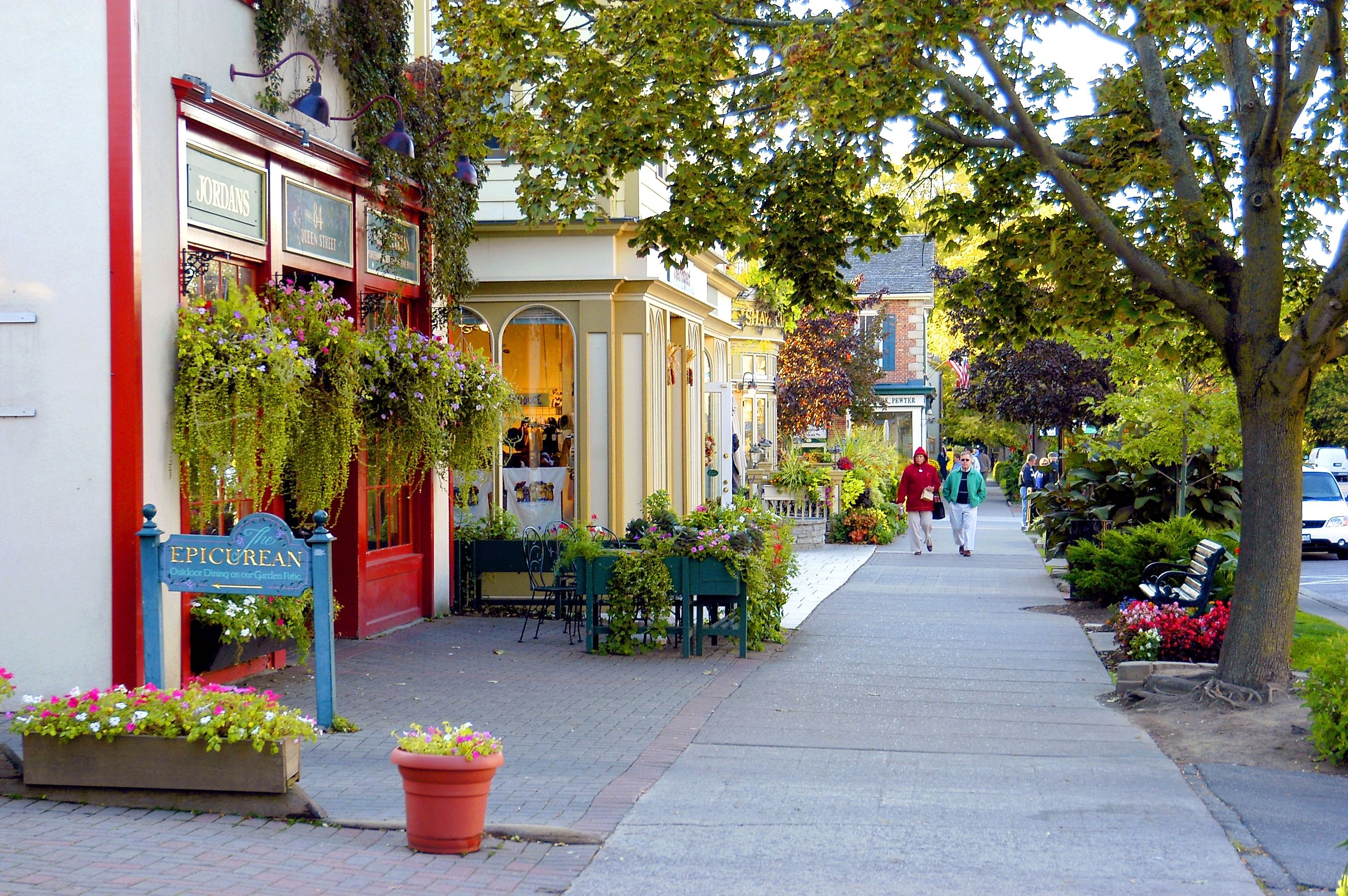 The shopping district of the town Niagara-on-the-Lake, Ontario, Canada. Editorial credit: Dennis MacDonald / Shutterstock.com