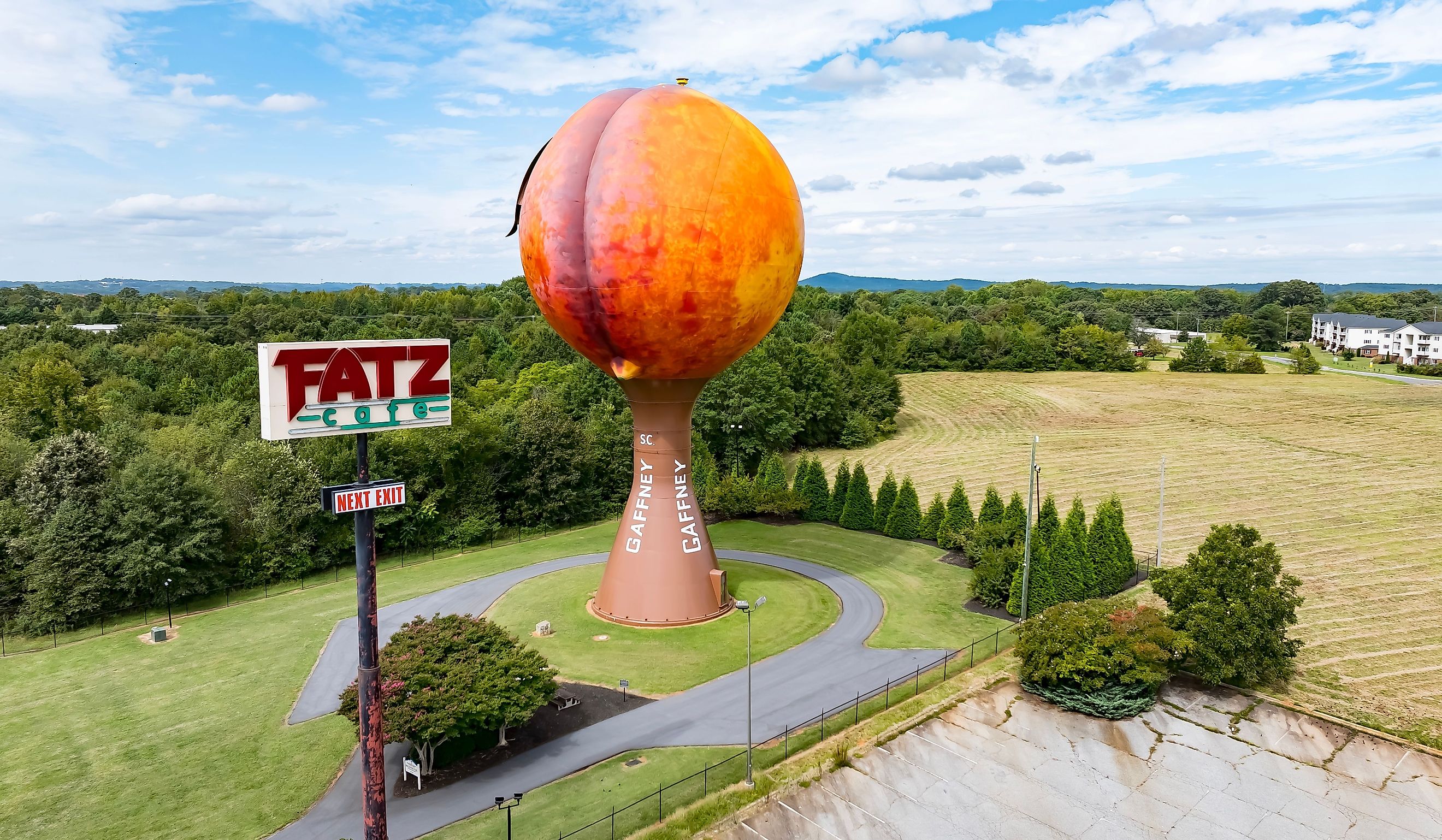 The Peachoid, a 135-foot water tower in Gaffney, SC, resembles a peach and holds 1 million gallons. Editorial credit: Grindstone Media Group / Shutterstock.com