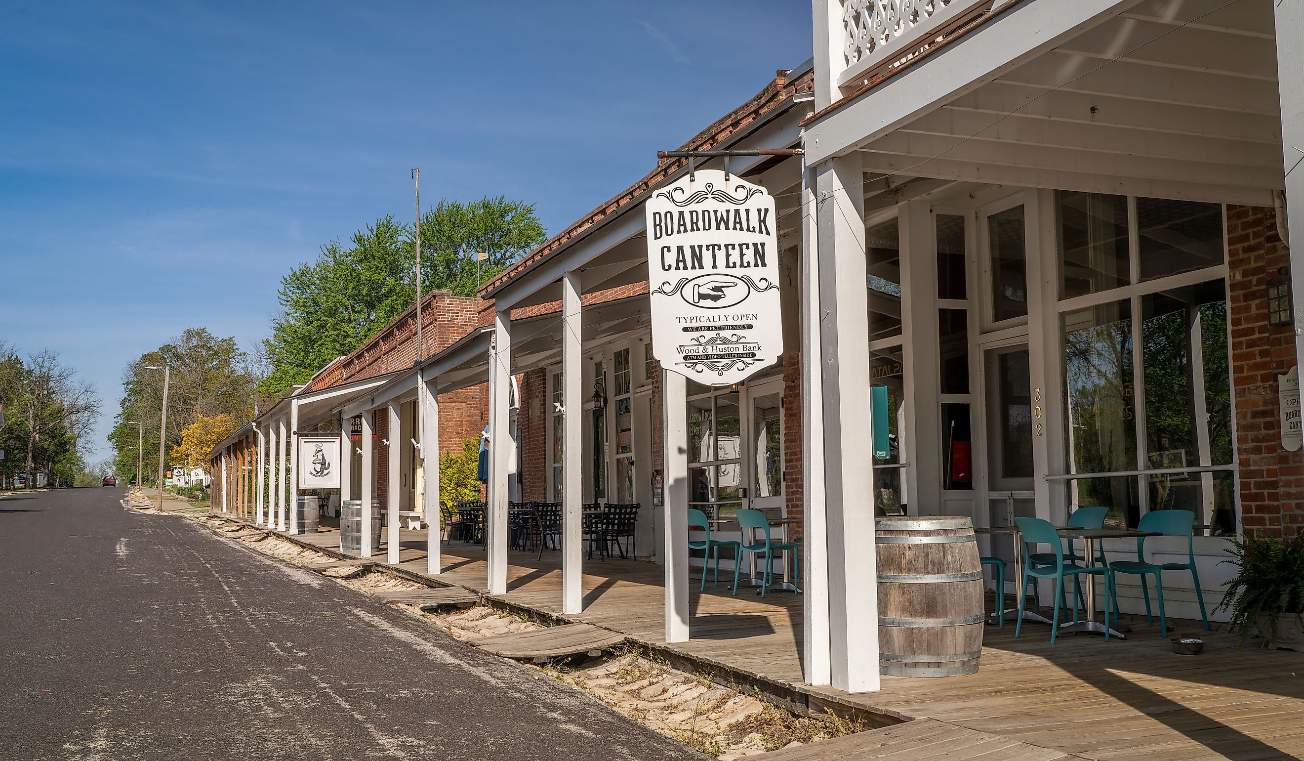 Street view of the historic town of Arrow Rock, Missouri, with Boardwalk Canteen in front. Editorial credit: marekuliasz / Shutterstock.com