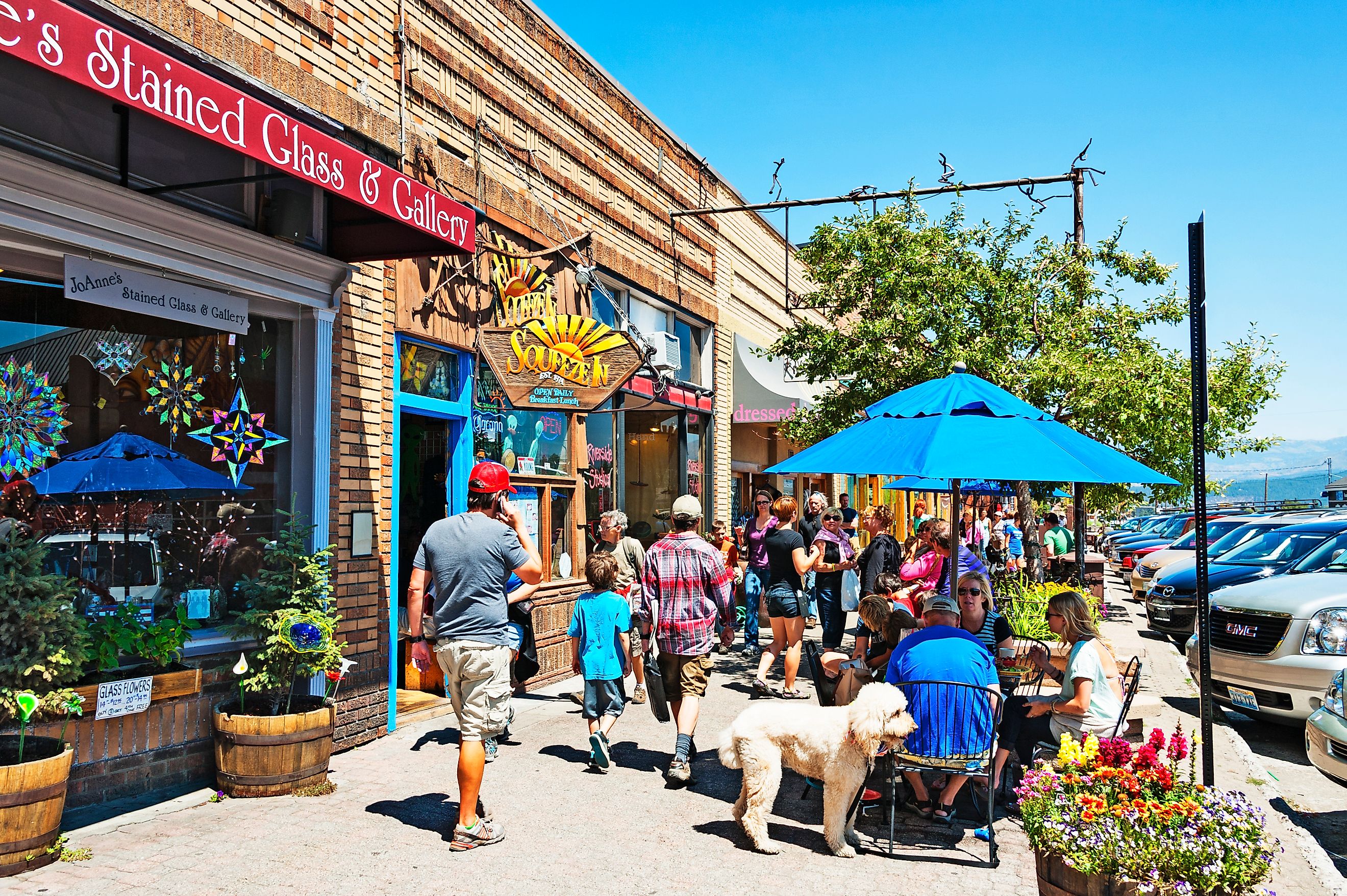 Truckee, California: These shoppers enjoying this day a weekend in Truckee in the historic main shopping area and on this comfortable summer day everyone and their dog appear to be here, via jmoor17 / iStock.com