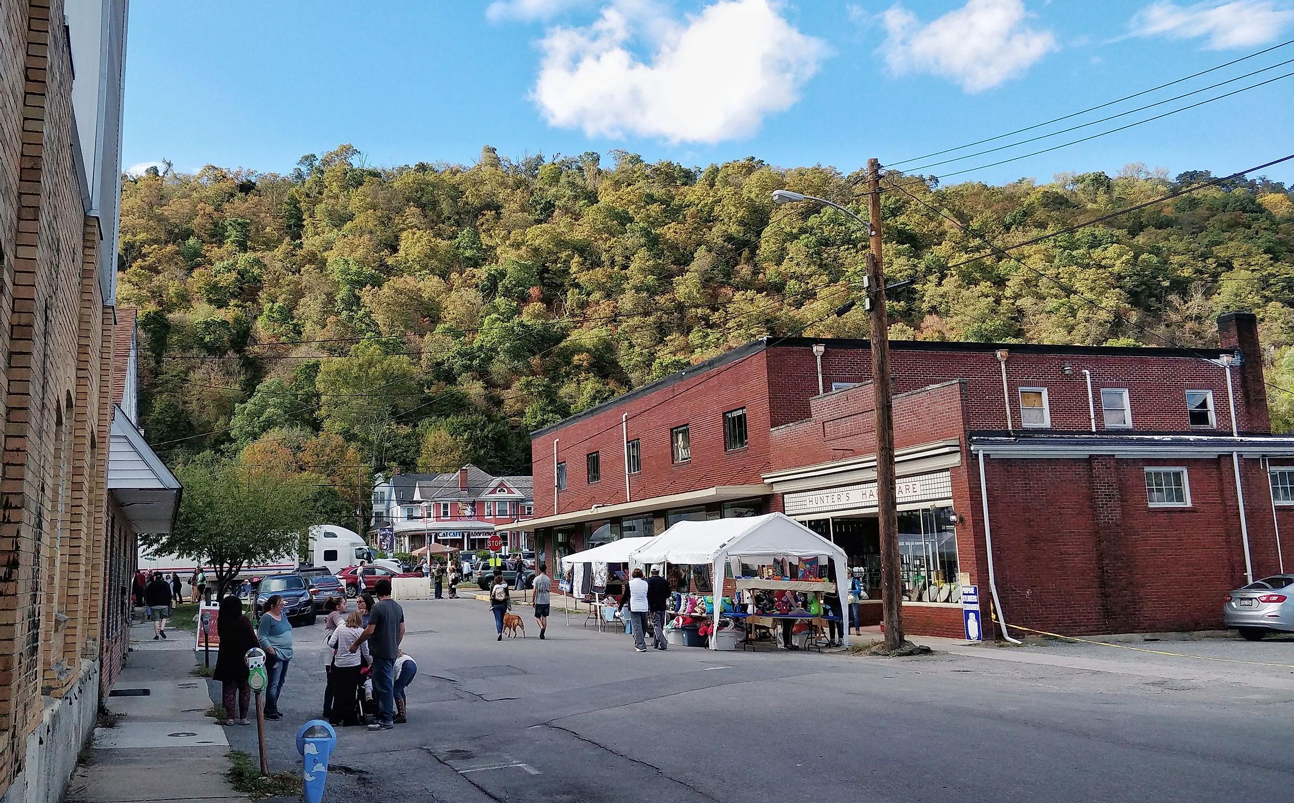 Street view in Berkeley Springs, West Virginia, via Matt Levi Media / Shutterstock.com